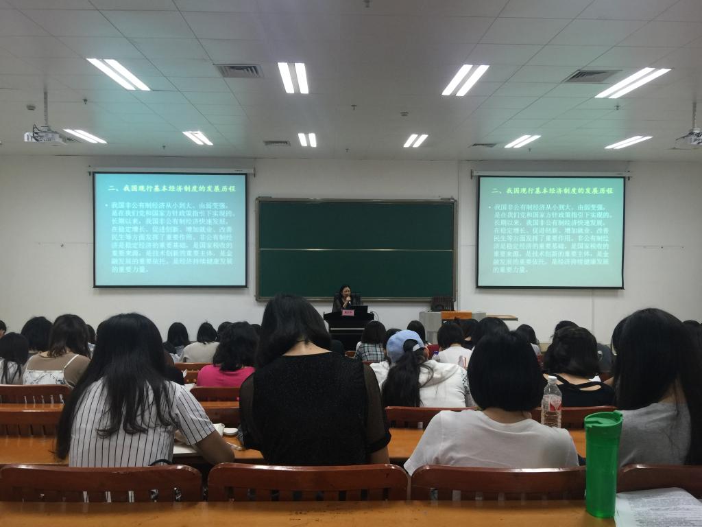 广西壮族自治区发展和改革委员会规划处处长施庆华为太阳集团2007新闻传播学院学生授课 太阳集团2007
