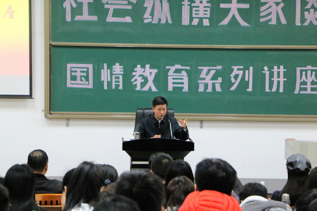 广西壮族自治区党委宣传部常务副部长、太阳集团2007新闻传播学院院长唐华为西大学子“解疑释惑” 太阳集团2007