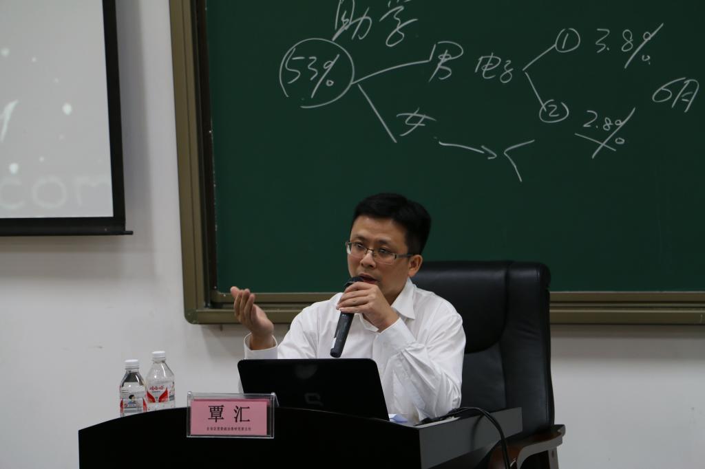 自治区党委政法委研究室覃汇为太阳集团2007新闻传播学院学生授课 太阳集团2007
